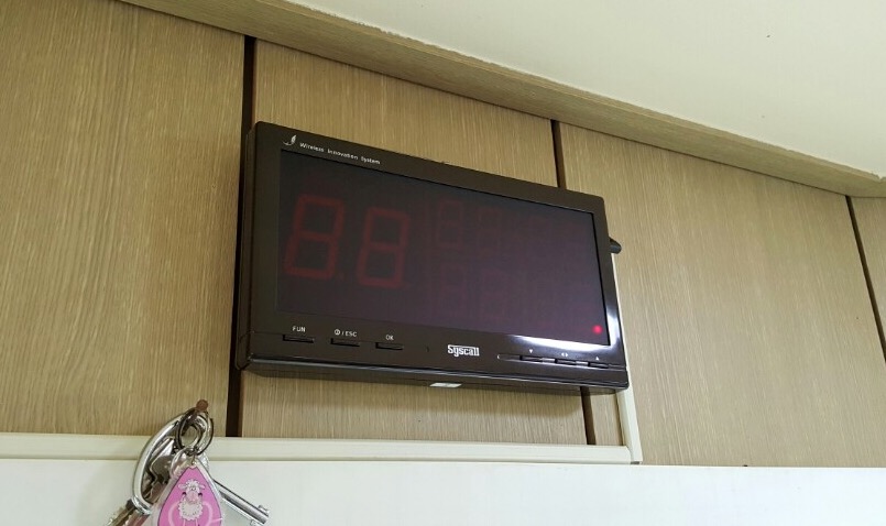 Màn hình hiển thị được lắp đặt tại phòng an ninh của bệnh viện