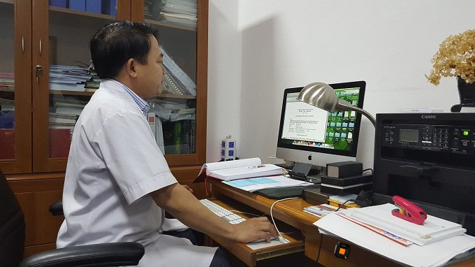Nút bấm ST-400 được lắp đặt ở góc bàn làm việc của bác sĩ